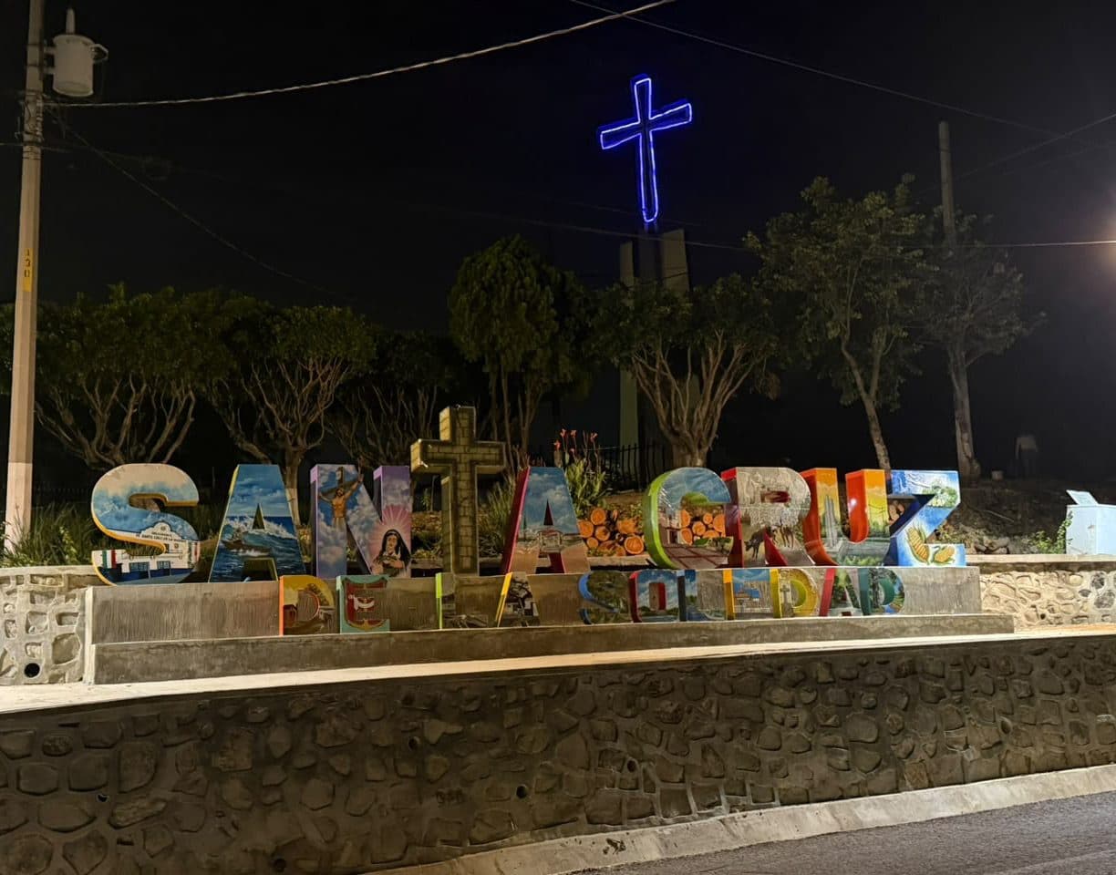 Mejoramos el ingreso e instalamos las letras con el nombre de la delegación
